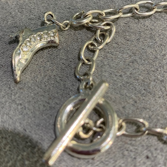 Adorable shoe charm bracelet - Picture 1 of 8
